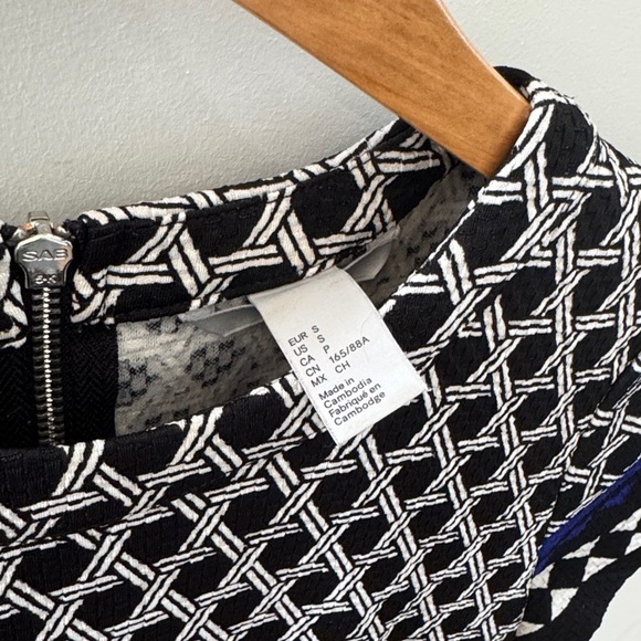 🔷 H&M Black & Blue Geometric Midi Dress
Size Small - Picture 8 of 8